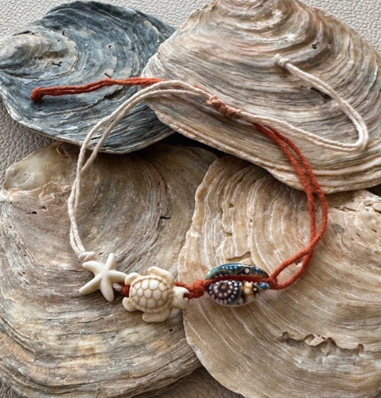 Bracelet de cheville coquillage fils coton beige terracotta