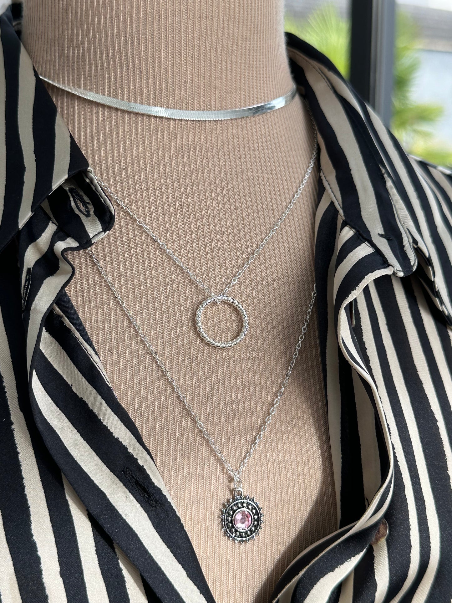 Collier plusieurs rangs couleur argent ou or en laiton pendentif résine rose pale - Ateliersdisa