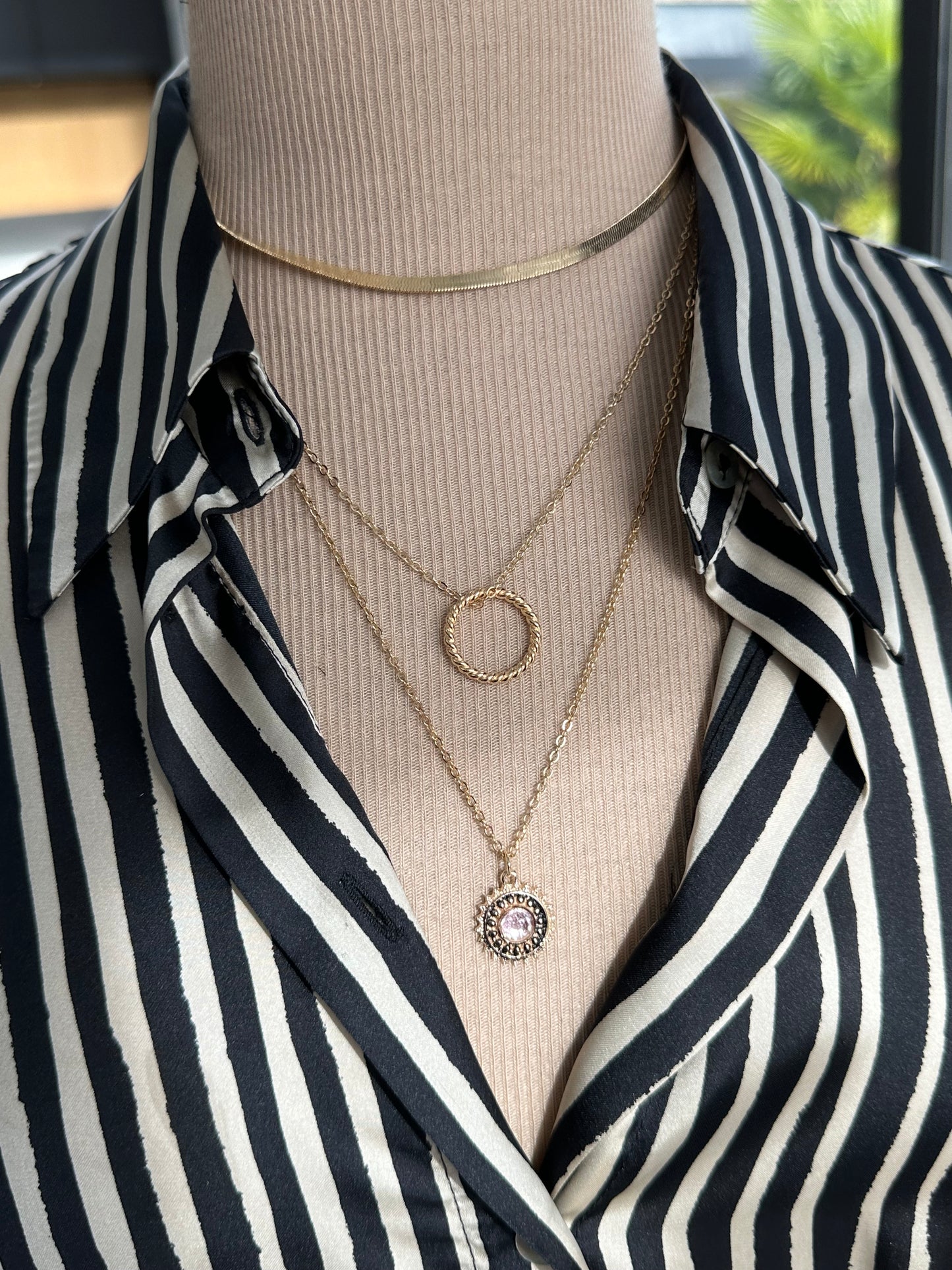 Collier plusieurs rangs couleur argent ou or en laiton pendentif résine rose pale - Ateliersdisa