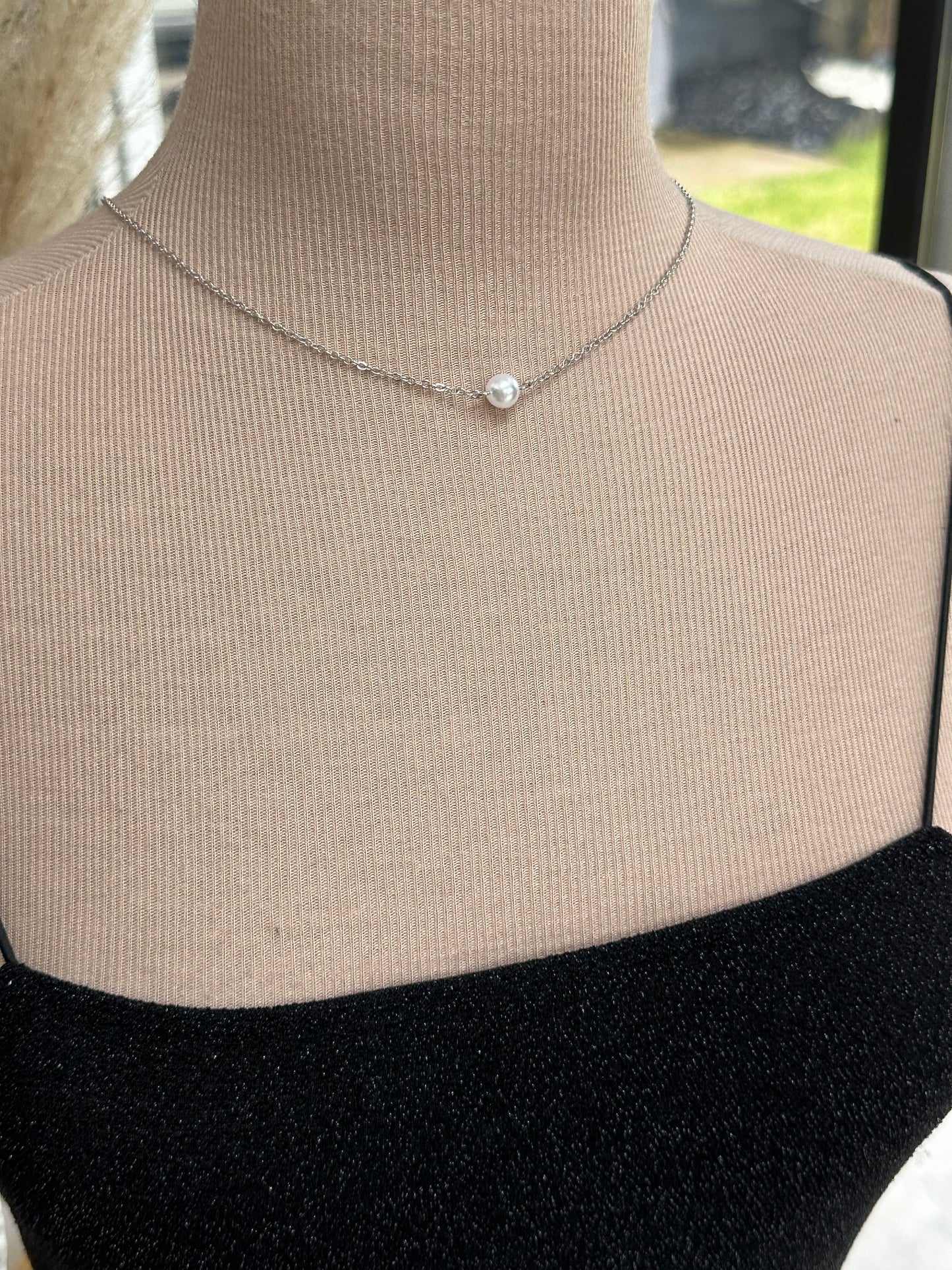 Collier dos nu mariée en acier argent et perles - Ateliersdisa