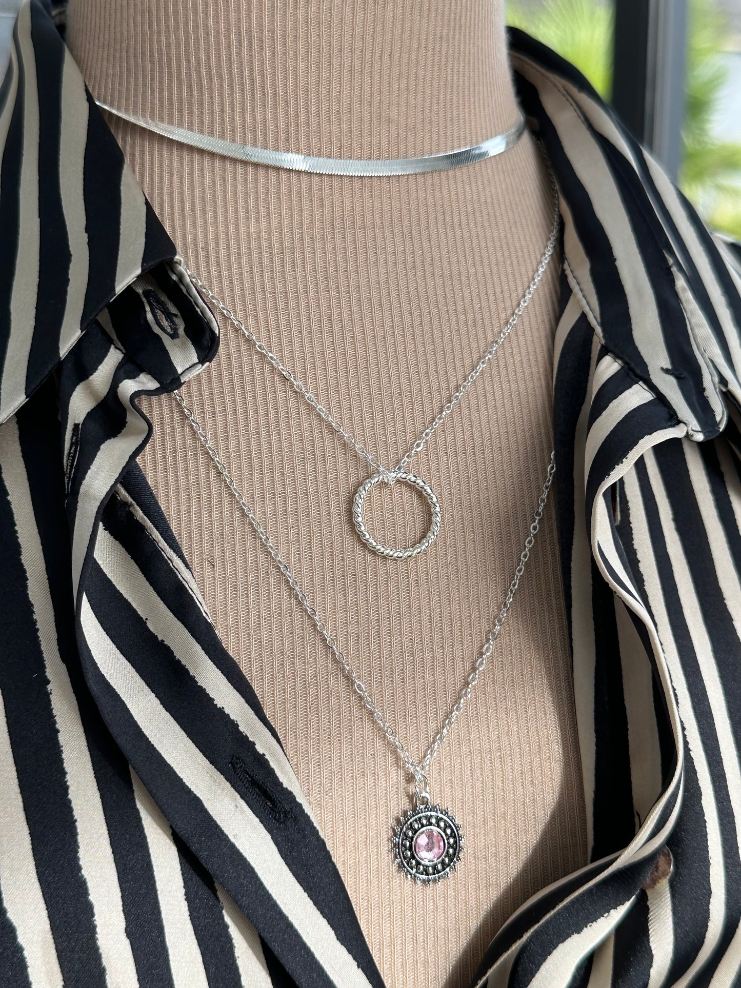 Collier plusieurs rangs couleur argent ou or en laiton pendentif résine rose pale - Ateliersdisa
