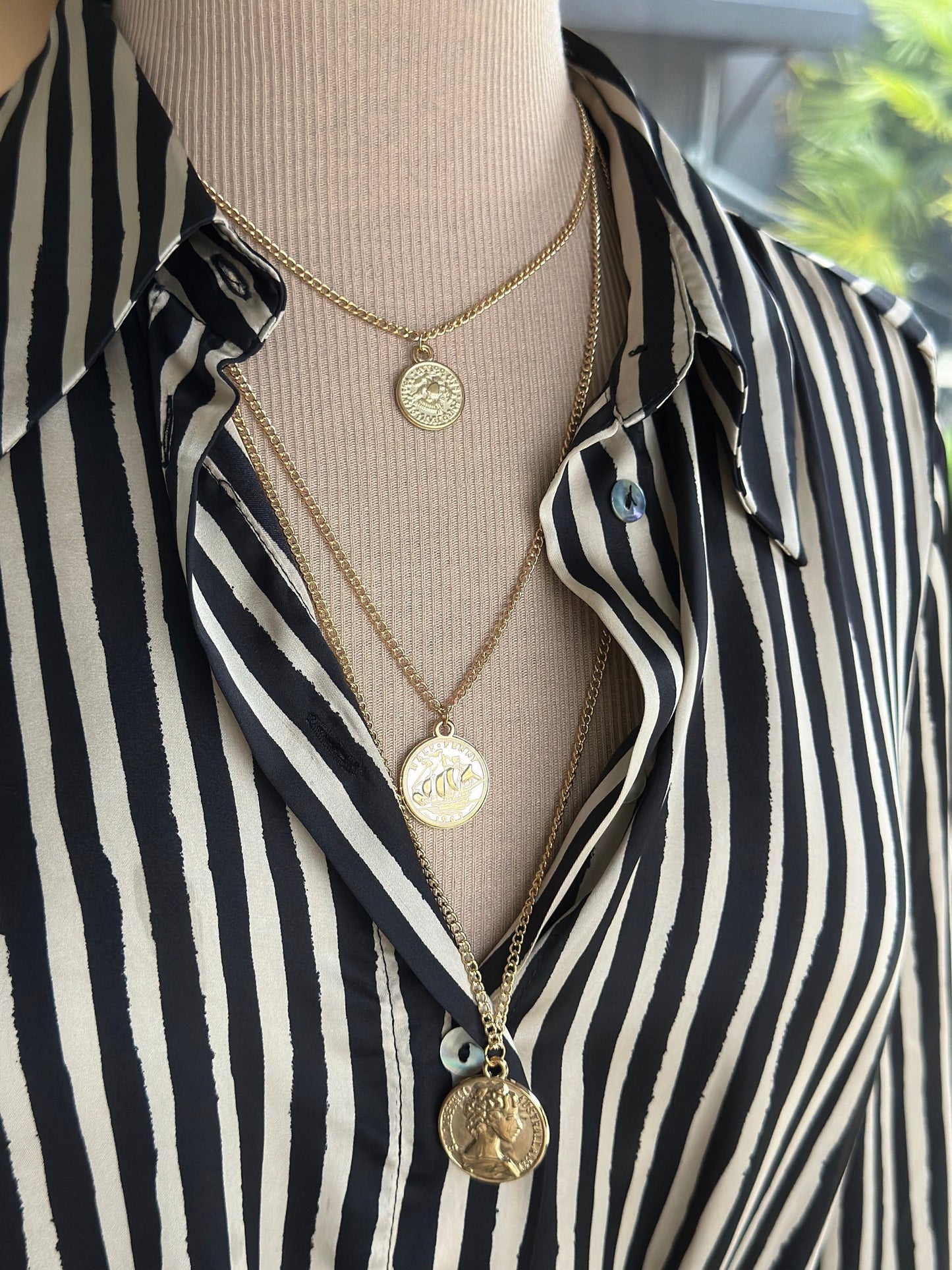 Collier sautoir plusieurs rangs medaille