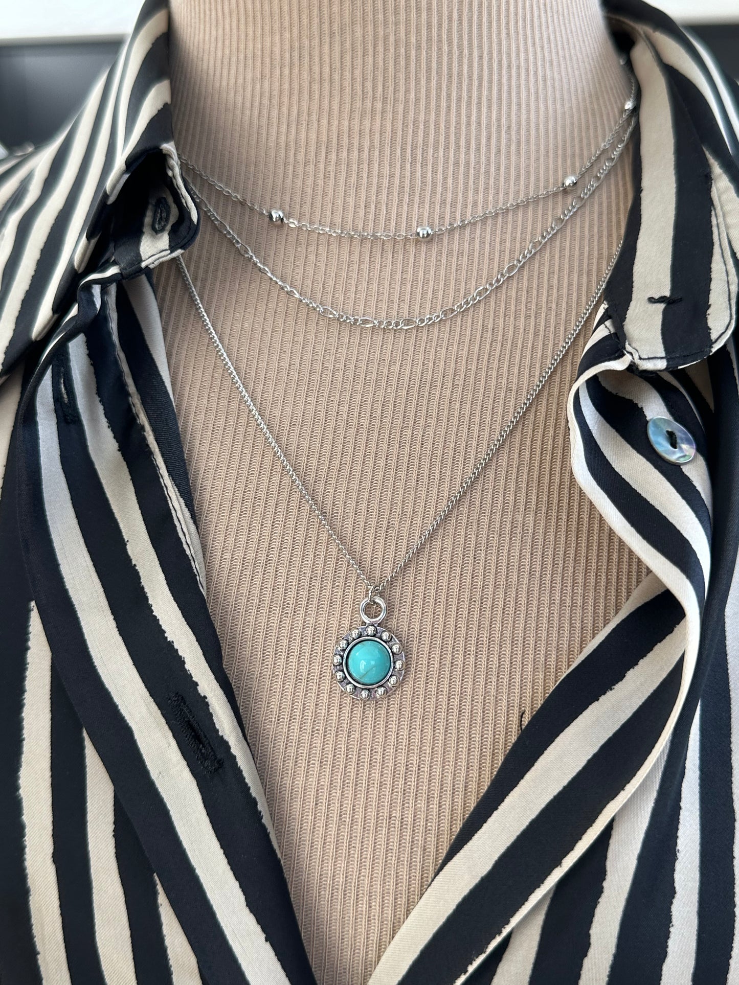 Collier multi-rangs argenté pendentif médaille résine turquoise - Ateliersdisa