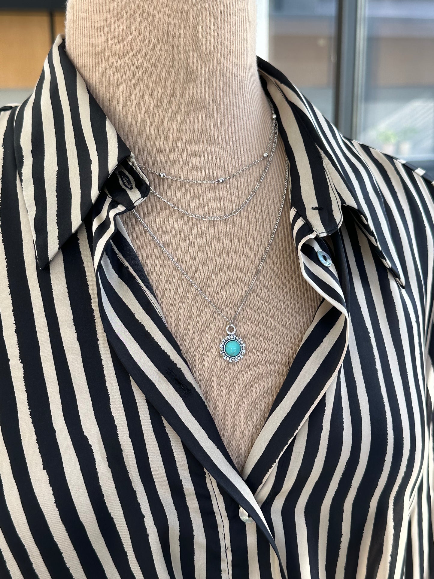 Collier multi-rangs argenté pendentif médaille résine turquoise - Ateliersdisa