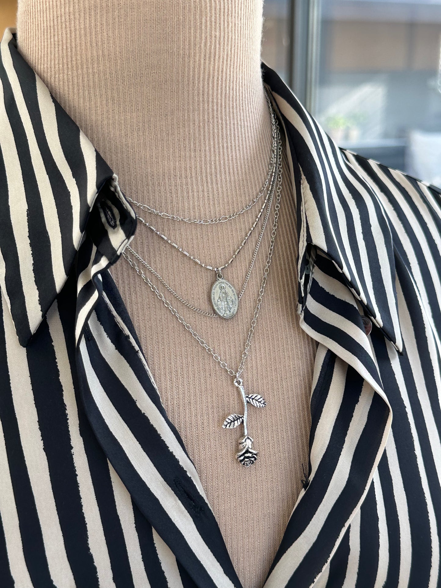 Collier plusieurs rangs laiton argent ou or avec pendentif médaille et rose - Ateliersdisa