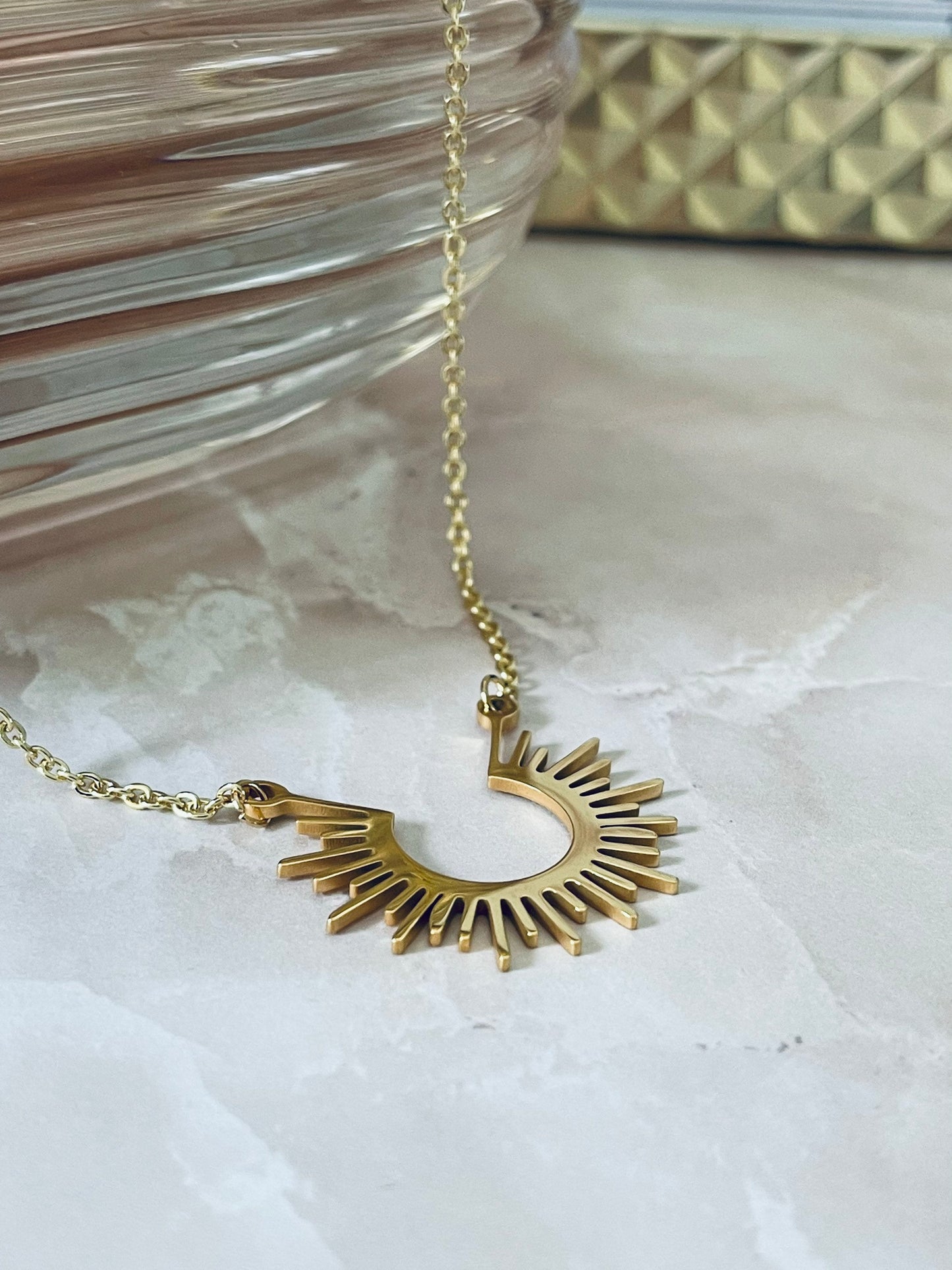 Collier fin soleil en acier or ou argent pendentif soleil - Ateliersdisa