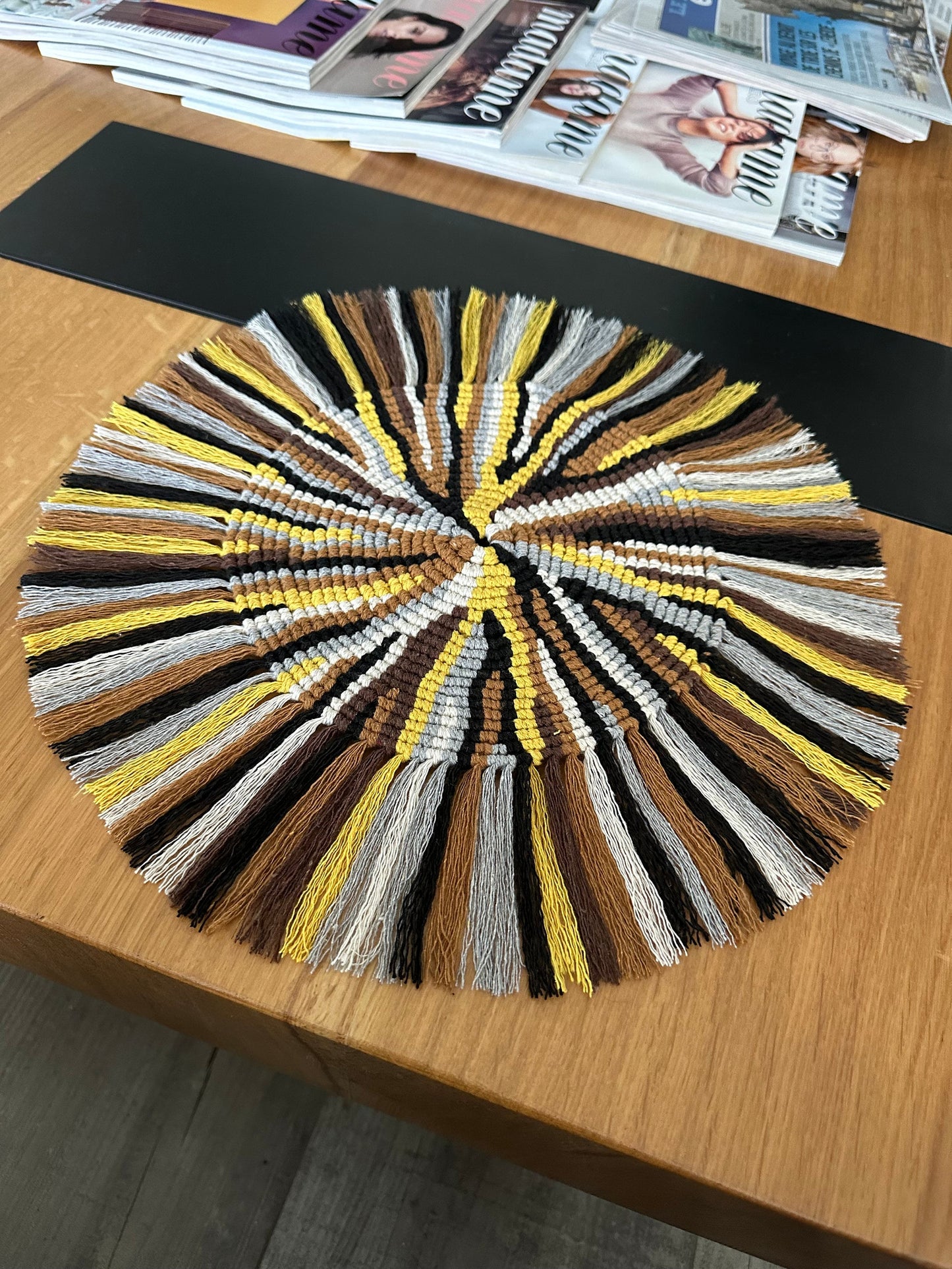 Napperon en macramé coton multicolore ton marron moutarde jaune - Ateliersdisa