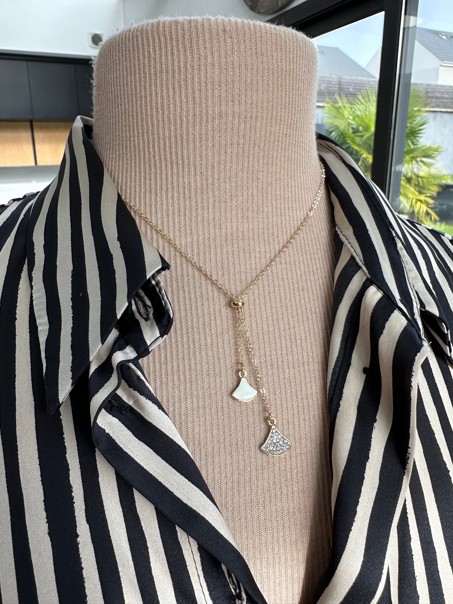 Collier fin forme y en émail nacré et strass - Ateliersdisa