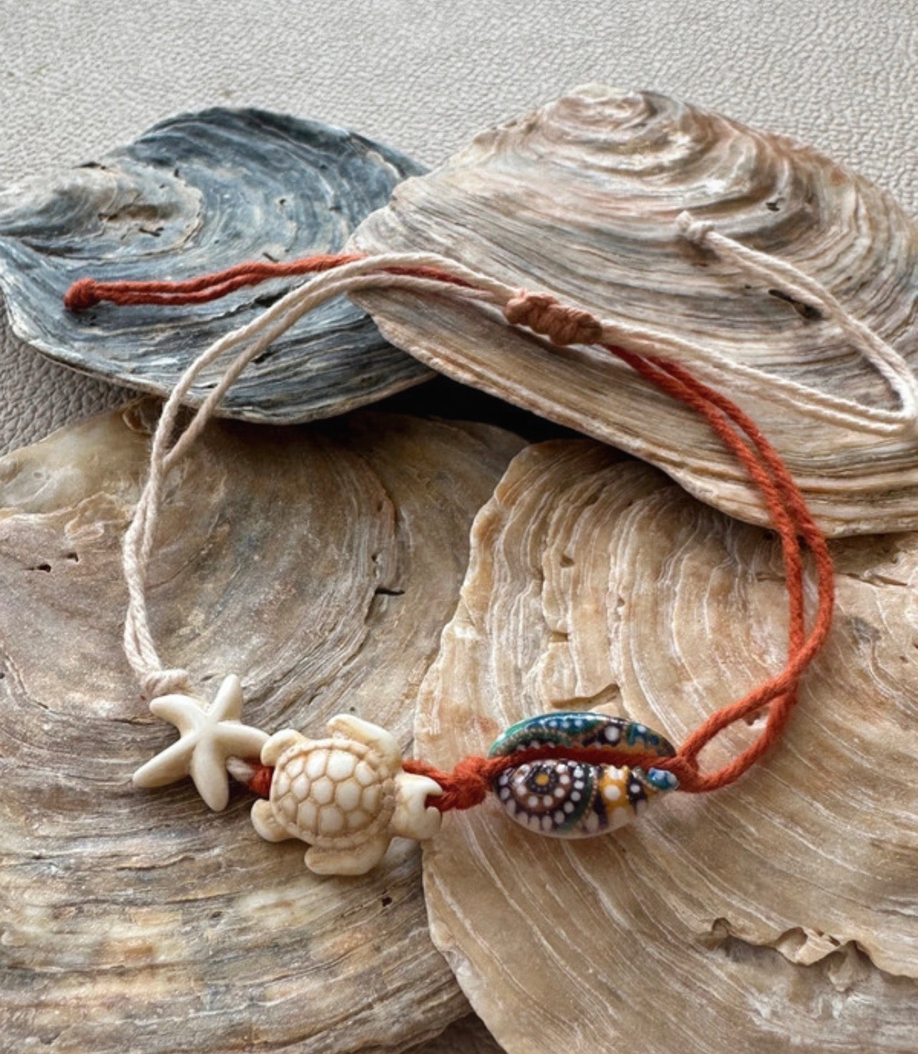 Bracelet de cheville coquillage fils coton beige terracotta