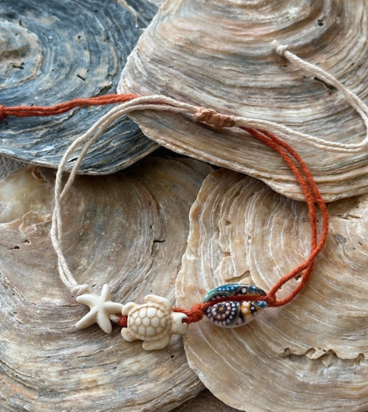 Bracelet de cheville coquillage fils coton beige terracotta