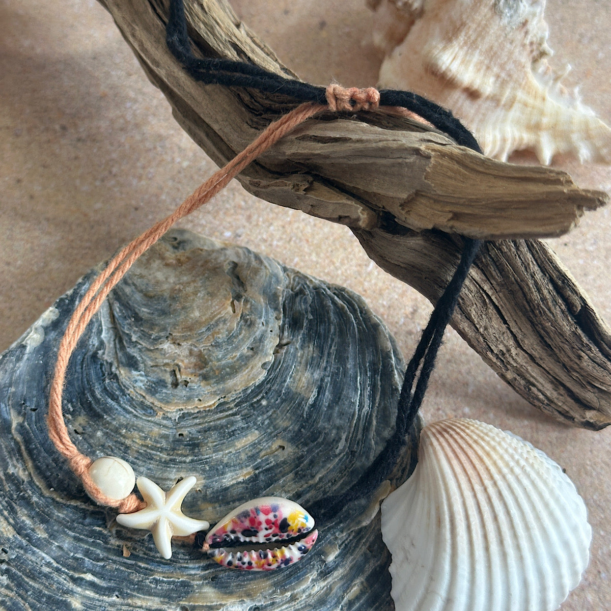 Bracelet de cheville coquillage fils coton noir et abricot attache coulissante