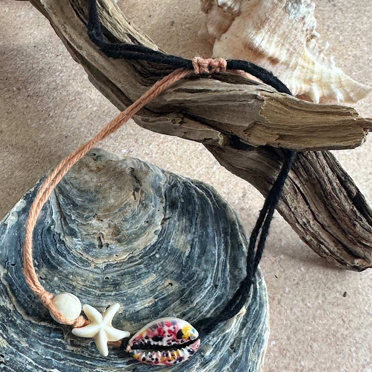 Bracelet de cheville coquillage fils coton noir et abricot attache coulissante