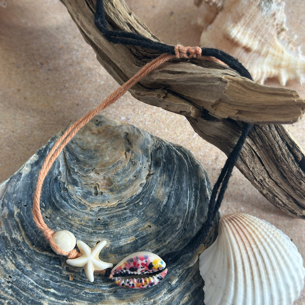 Bracelet de cheville coquillage fils coton noir et abricot attache coulissante