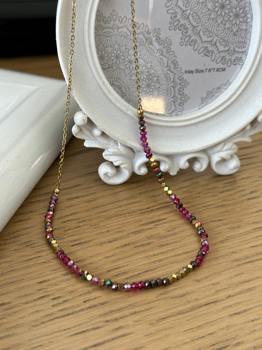 Collier cristal de couleur fushia, chaîne acier or - Ateliersdisa