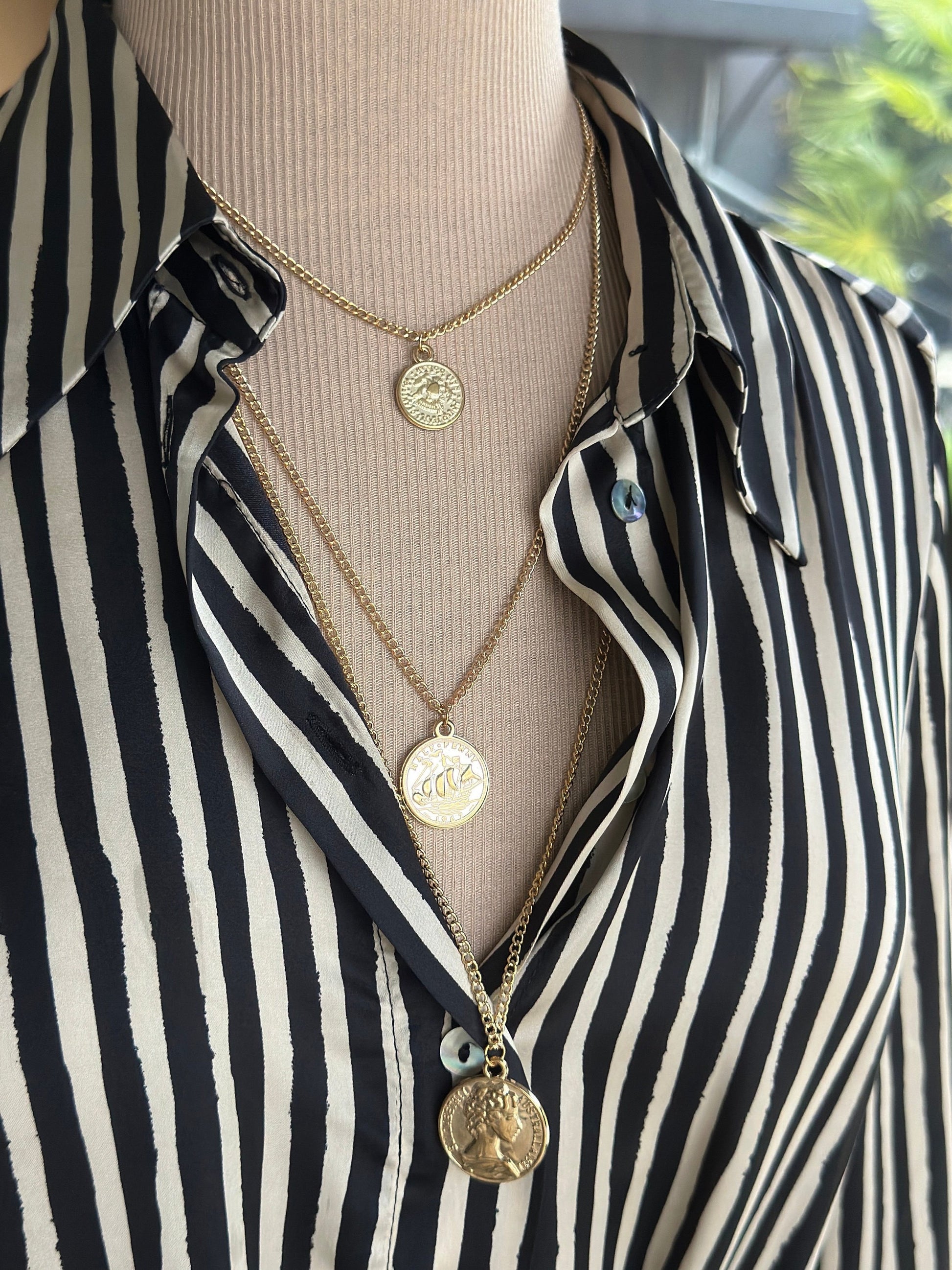 Collier sautoir plusieurs rangs medaille