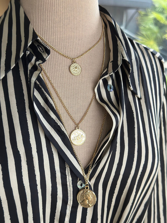 Collier sautoir plusieurs rangs medaille